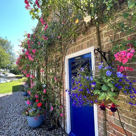 Adorable Two Bed Norfolk Broads Holiday Home - River Views With Moorings & Fishing Stalham Exteriör bild