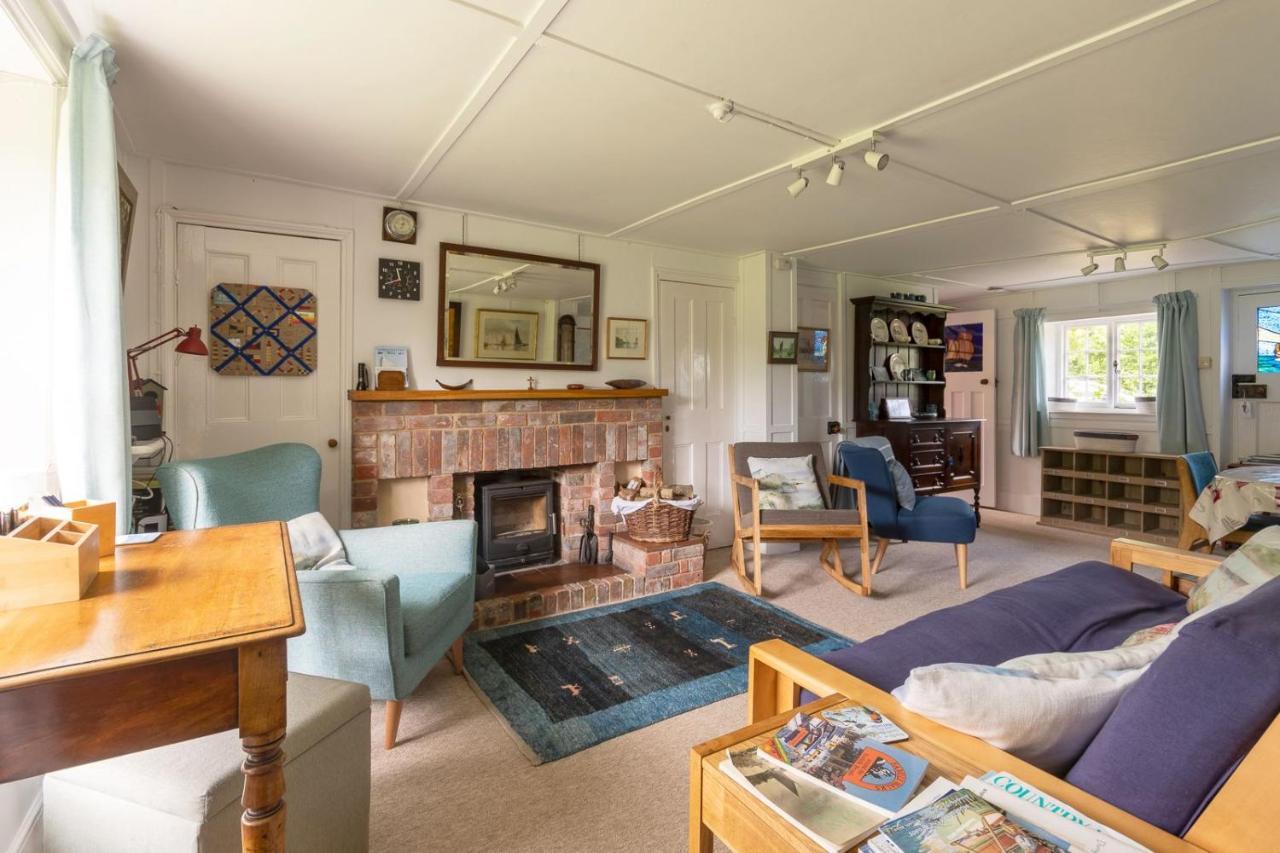 Adorable Two Bed Norfolk Broads Holiday Home - River Views With Moorings & Fishing Stalham Exteriör bild