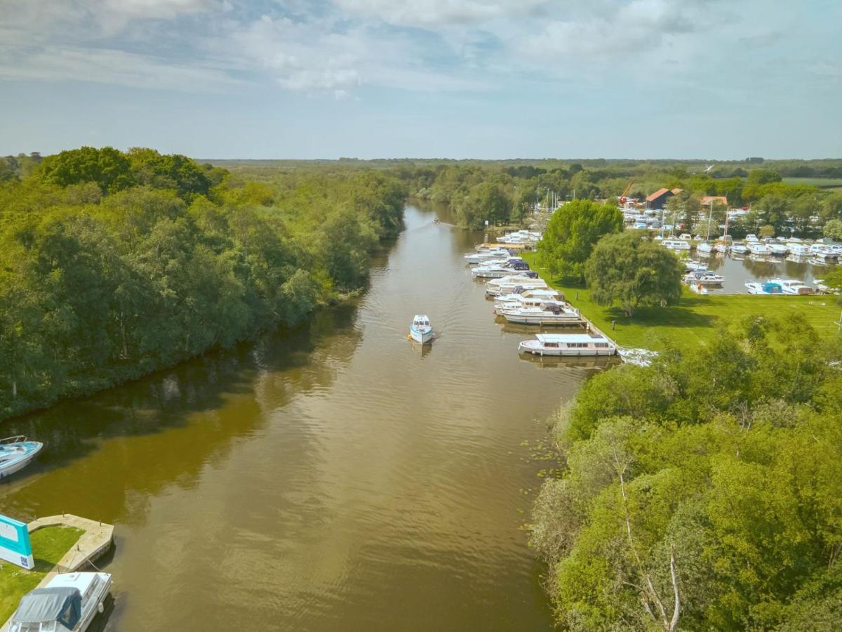 Adorable Two Bed Norfolk Broads Holiday Home - River Views With Moorings & Fishing Stalham Exteriör bild
