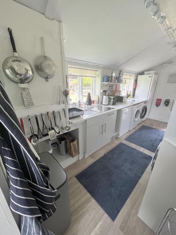 Adorable Two Bed Norfolk Broads Holiday Home - River Views With Moorings & Fishing Stalham Exteriör bild