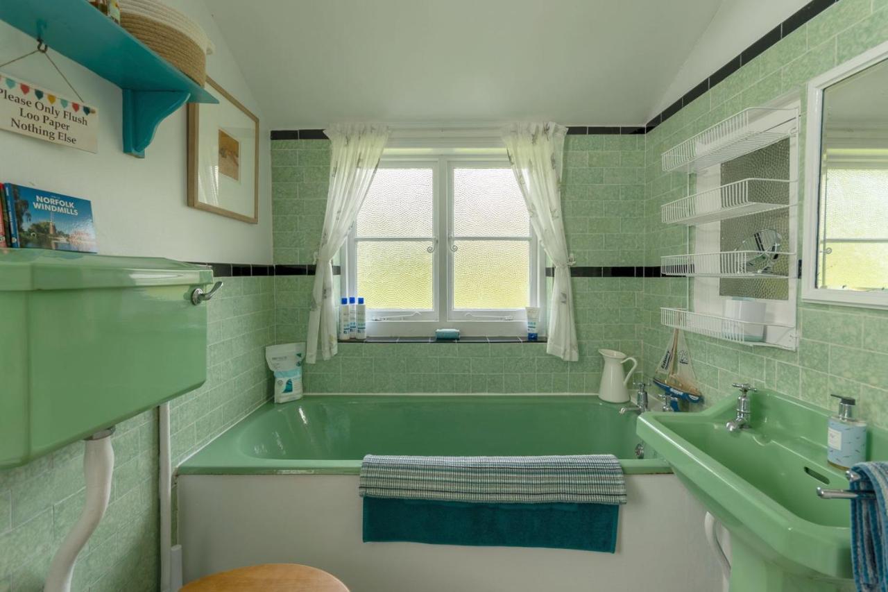 Adorable Two Bed Norfolk Broads Holiday Home - River Views With Moorings & Fishing Stalham Exteriör bild
