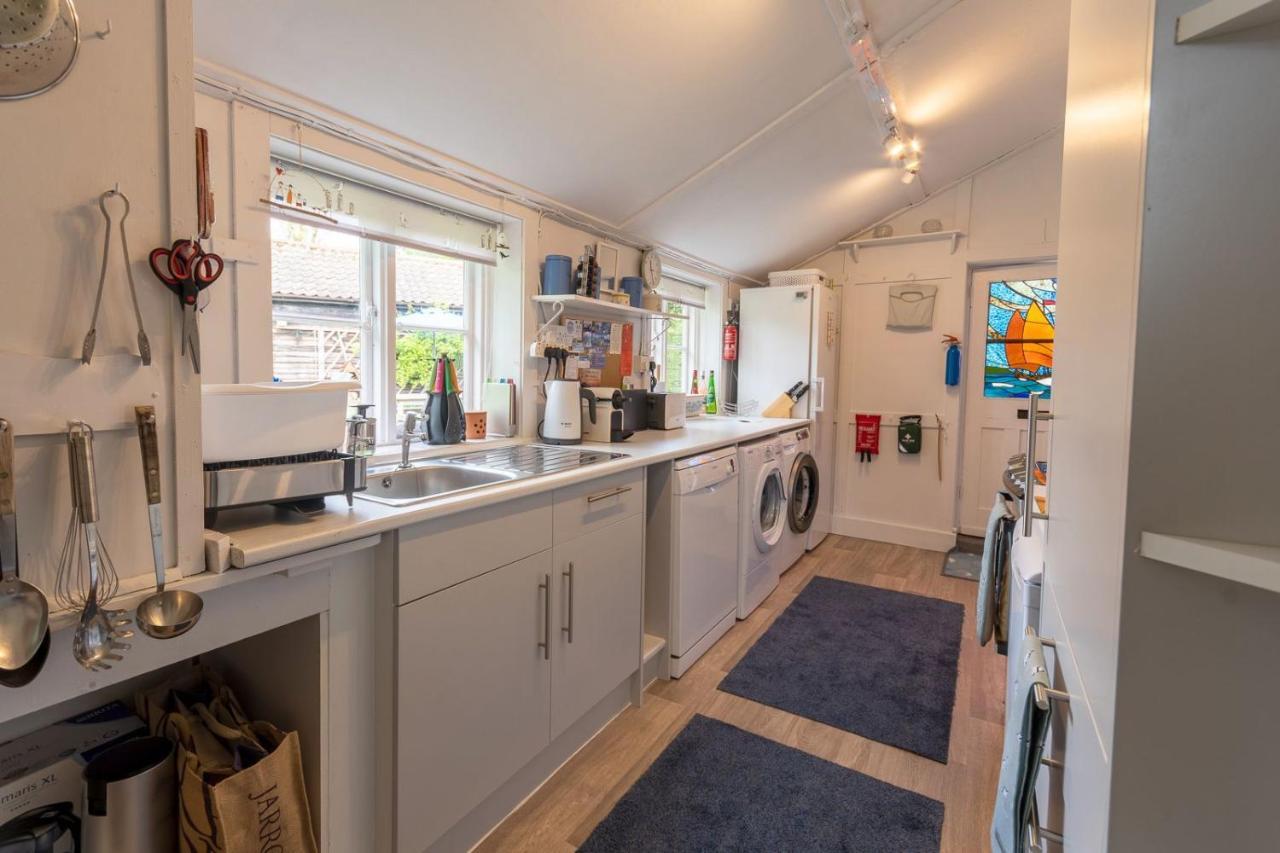 Adorable Two Bed Norfolk Broads Holiday Home - River Views With Moorings & Fishing Stalham Exteriör bild