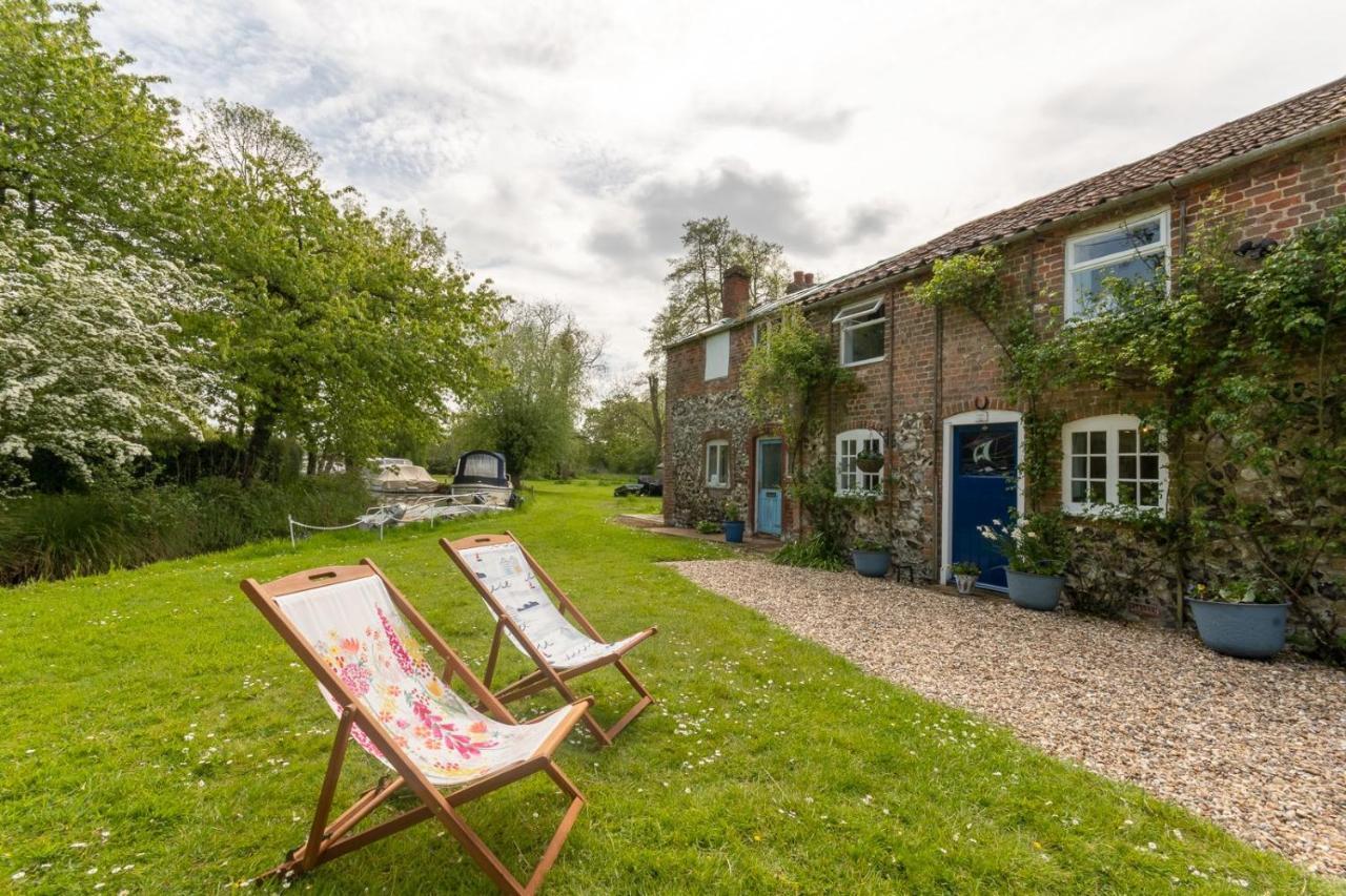 Adorable Two Bed Norfolk Broads Holiday Home - River Views With Moorings & Fishing Stalham Exteriör bild