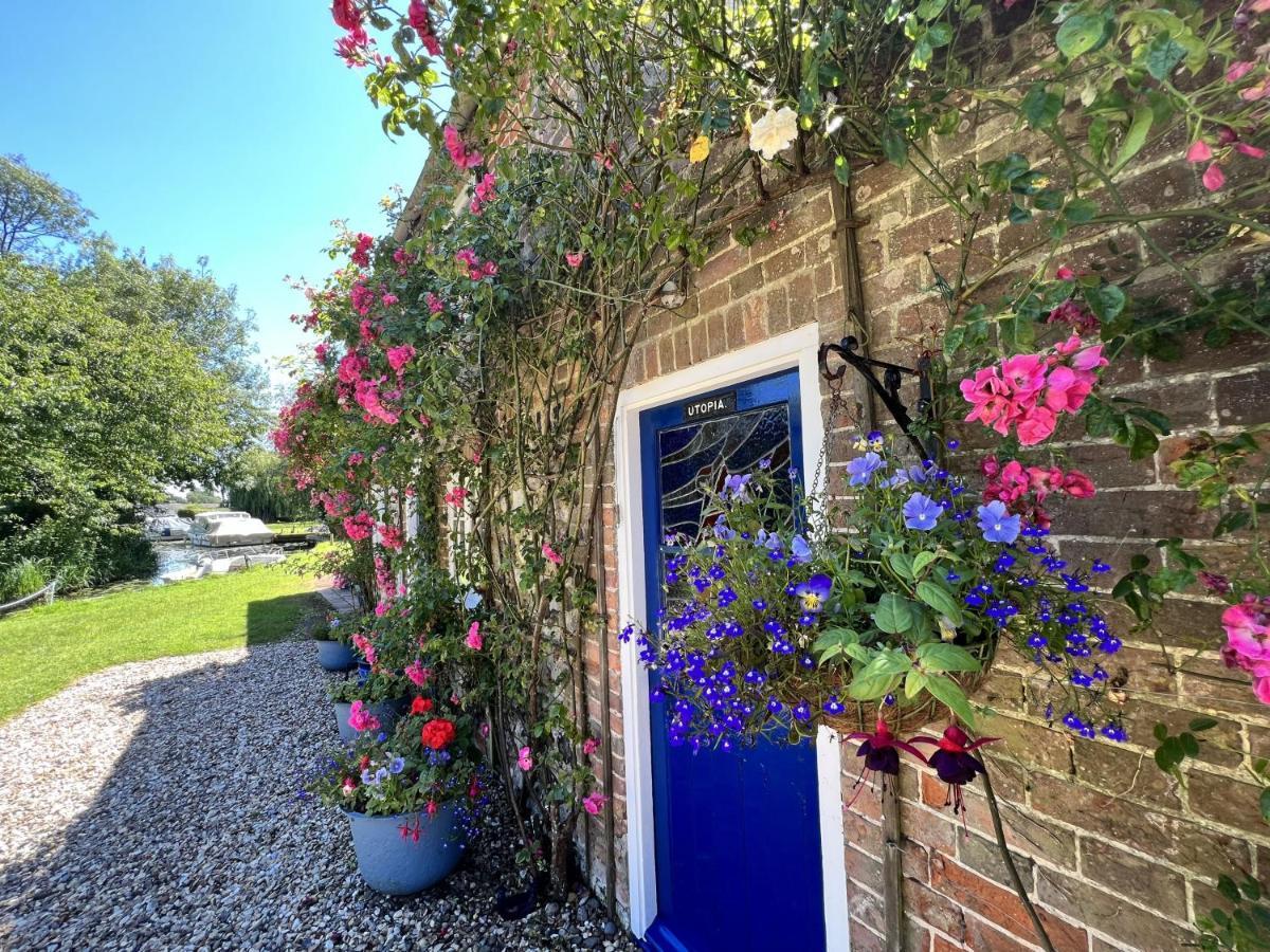 Adorable Two Bed Norfolk Broads Holiday Home - River Views With Moorings & Fishing Stalham Exteriör bild