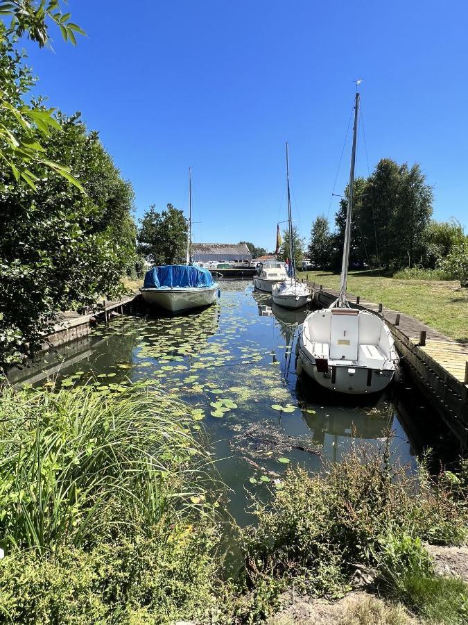 Adorable Two Bed Norfolk Broads Holiday Home - River Views With Moorings & Fishing Stalham Exteriör bild