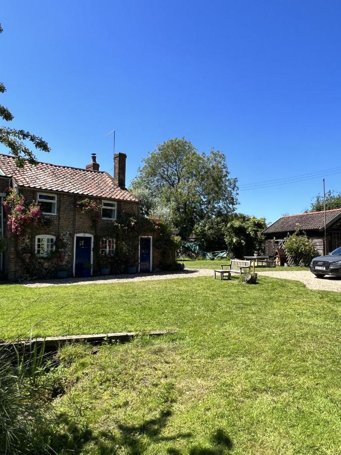 Adorable Two Bed Norfolk Broads Holiday Home - River Views With Moorings & Fishing Stalham Exteriör bild
