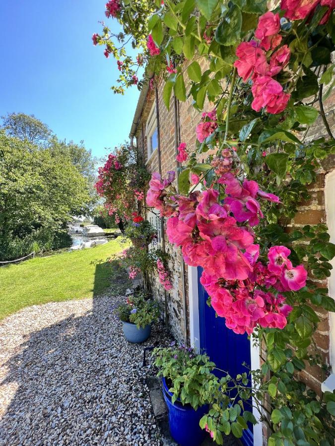 Adorable Two Bed Norfolk Broads Holiday Home - River Views With Moorings & Fishing Stalham Exteriör bild