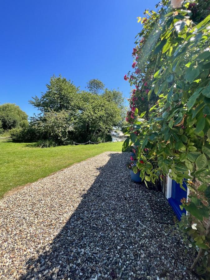 Adorable Two Bed Norfolk Broads Holiday Home - River Views With Moorings & Fishing Stalham Exteriör bild