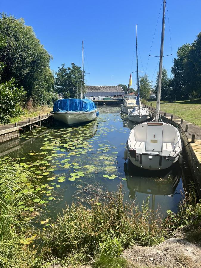 Adorable Two Bed Norfolk Broads Holiday Home - River Views With Moorings & Fishing Stalham Exteriör bild