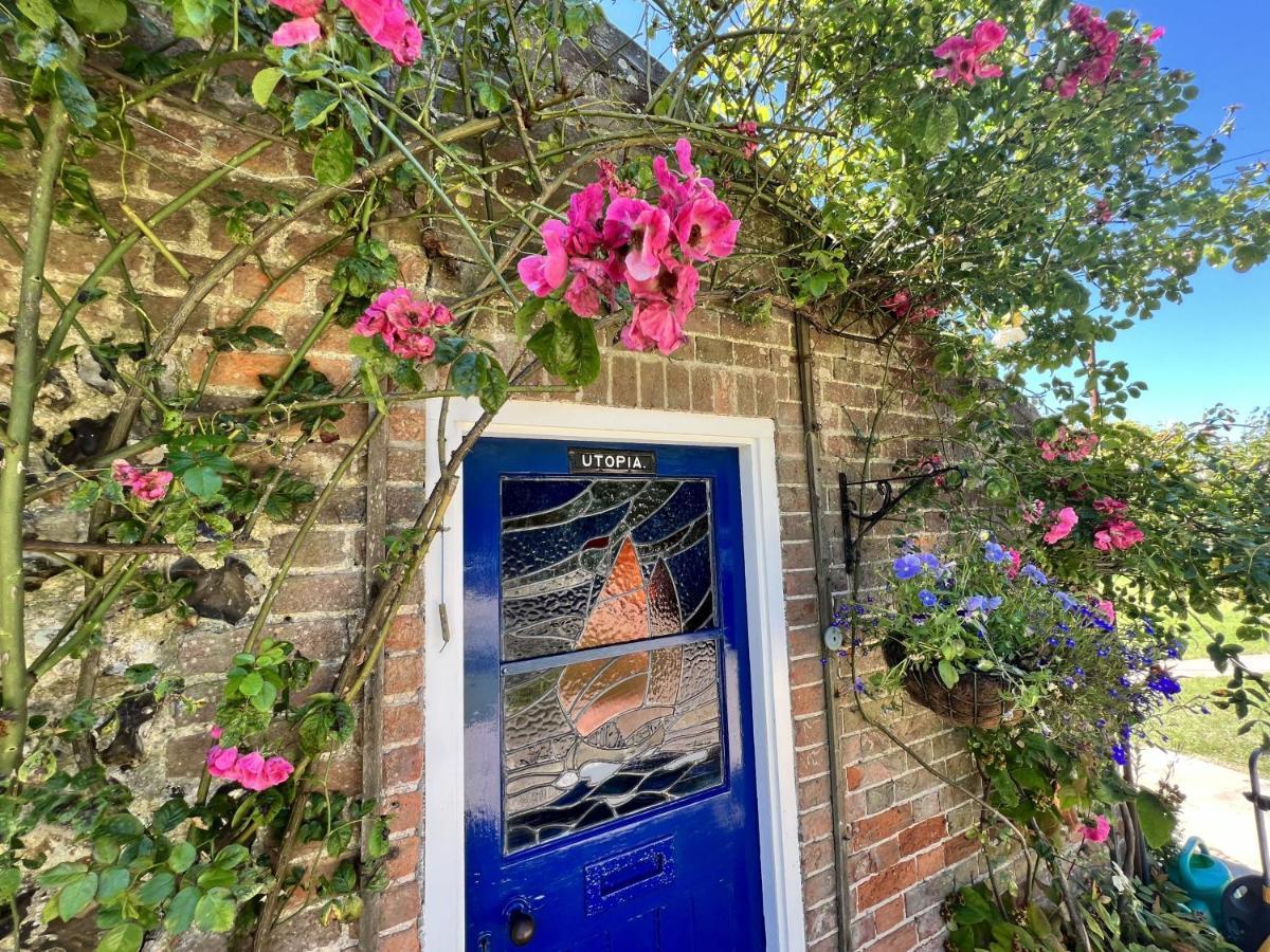 Adorable Two Bed Norfolk Broads Holiday Home - River Views With Moorings & Fishing Stalham Exteriör bild