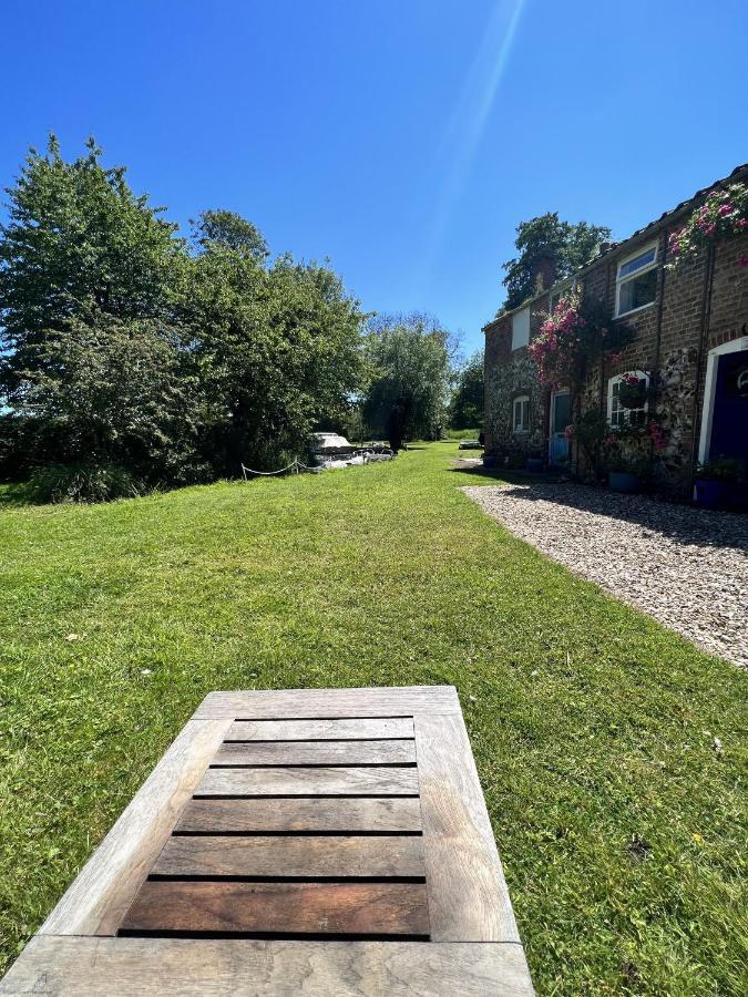 Adorable Two Bed Norfolk Broads Holiday Home - River Views With Moorings & Fishing Stalham Exteriör bild