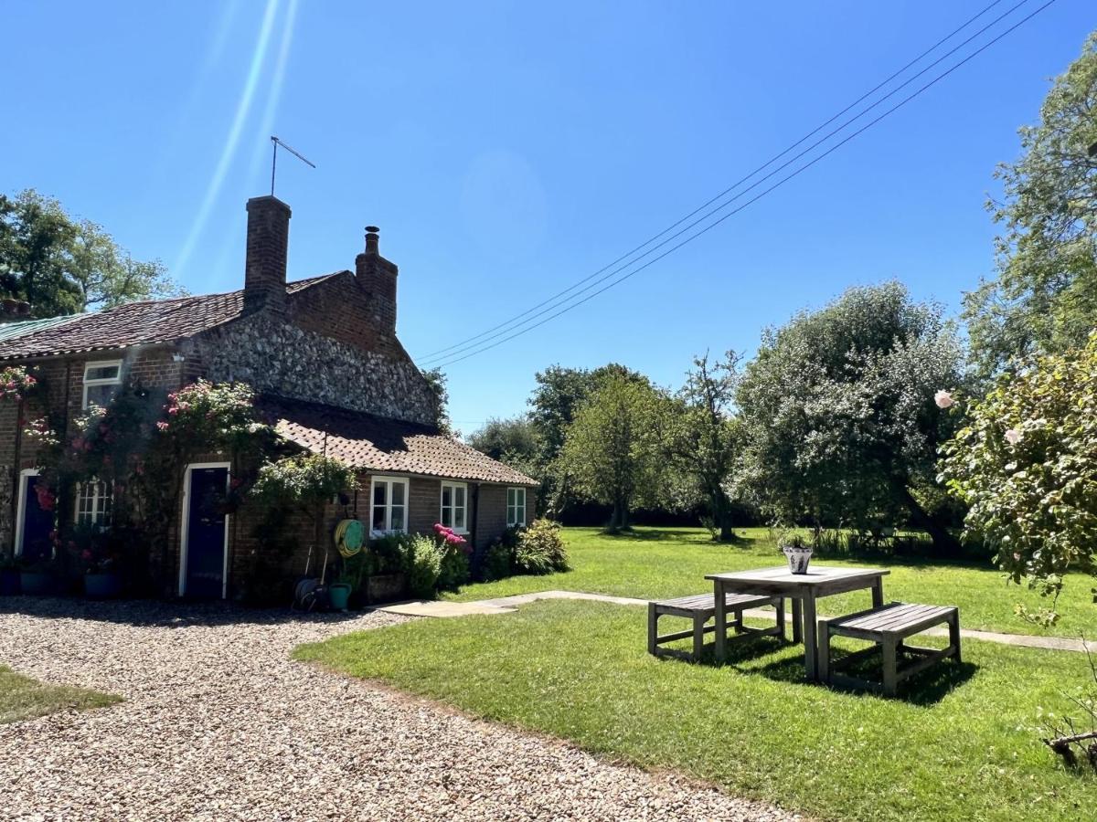 Adorable Two Bed Norfolk Broads Holiday Home - River Views With Moorings & Fishing Stalham Exteriör bild