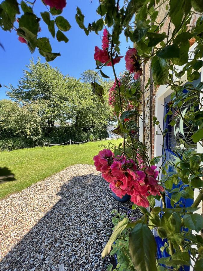 Adorable Two Bed Norfolk Broads Holiday Home - River Views With Moorings & Fishing Stalham Exteriör bild