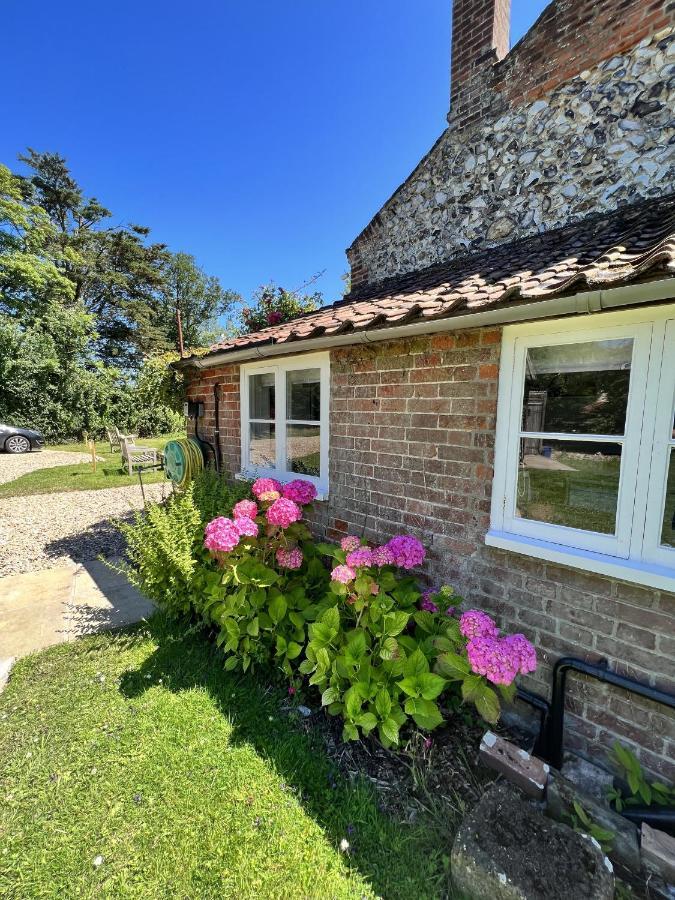Adorable Two Bed Norfolk Broads Holiday Home - River Views With Moorings & Fishing Stalham Exteriör bild